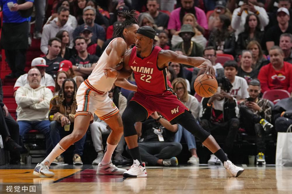 表现感到 表现感到